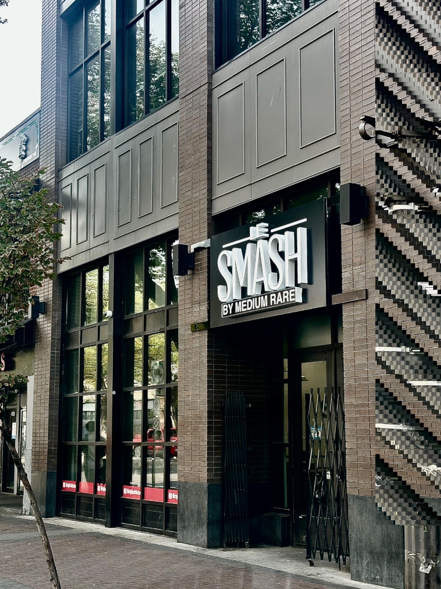 Did you know that @lesmashbymediumrare is opening their fourth location this week? Their grand opening is Friday, Oct 17th at noon and they're giving away 100 smash burgers for the first 100 customers! 
If you haven't had one of their burgers (on Bon Ton buns) you should definitely check them out!
10455 Whyte Ave