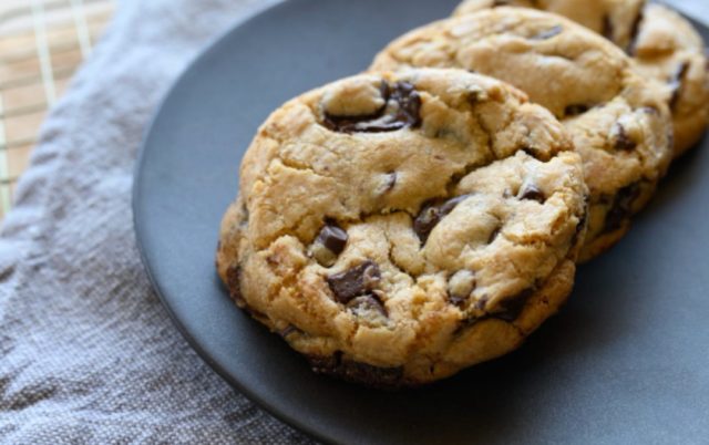 The Rested Chocolate Chip Cookie is back! This cookie, featuring a blend of Barry Callebaut and 55% chocolate, gets rested for 72 hours before being baked. This allows the flavours to develop, resulting in a cookie with butterscotch notes and a perfectly chewy texture. Perfect for a midday pick-me-up.